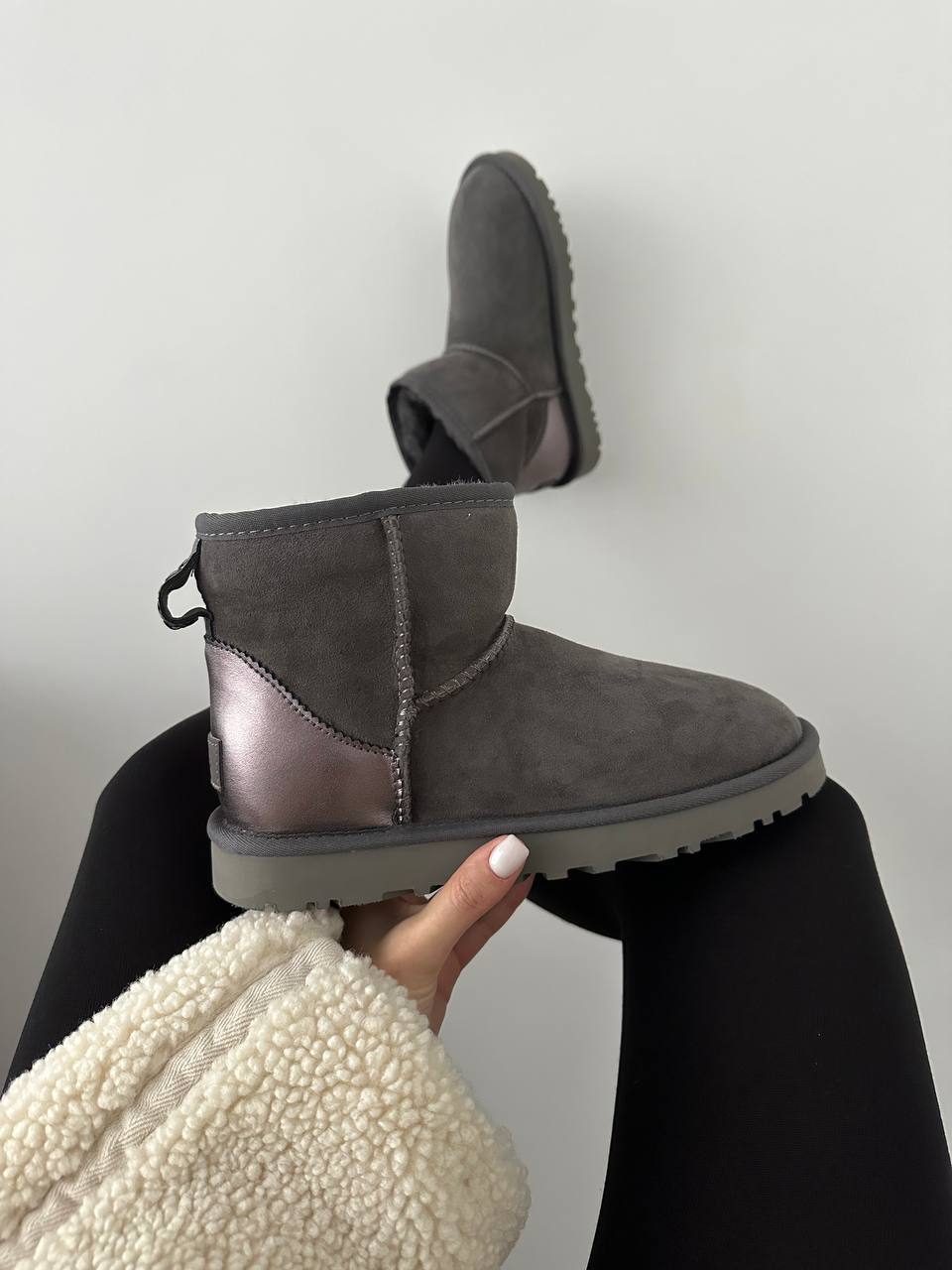 UGG MINI GRAPHITE GREY LACQUER premium