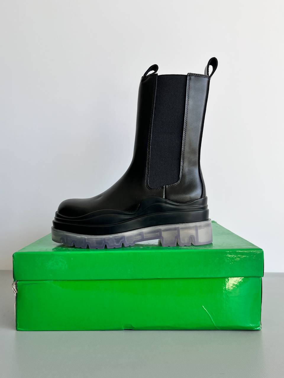 UGG LOT: 879 S