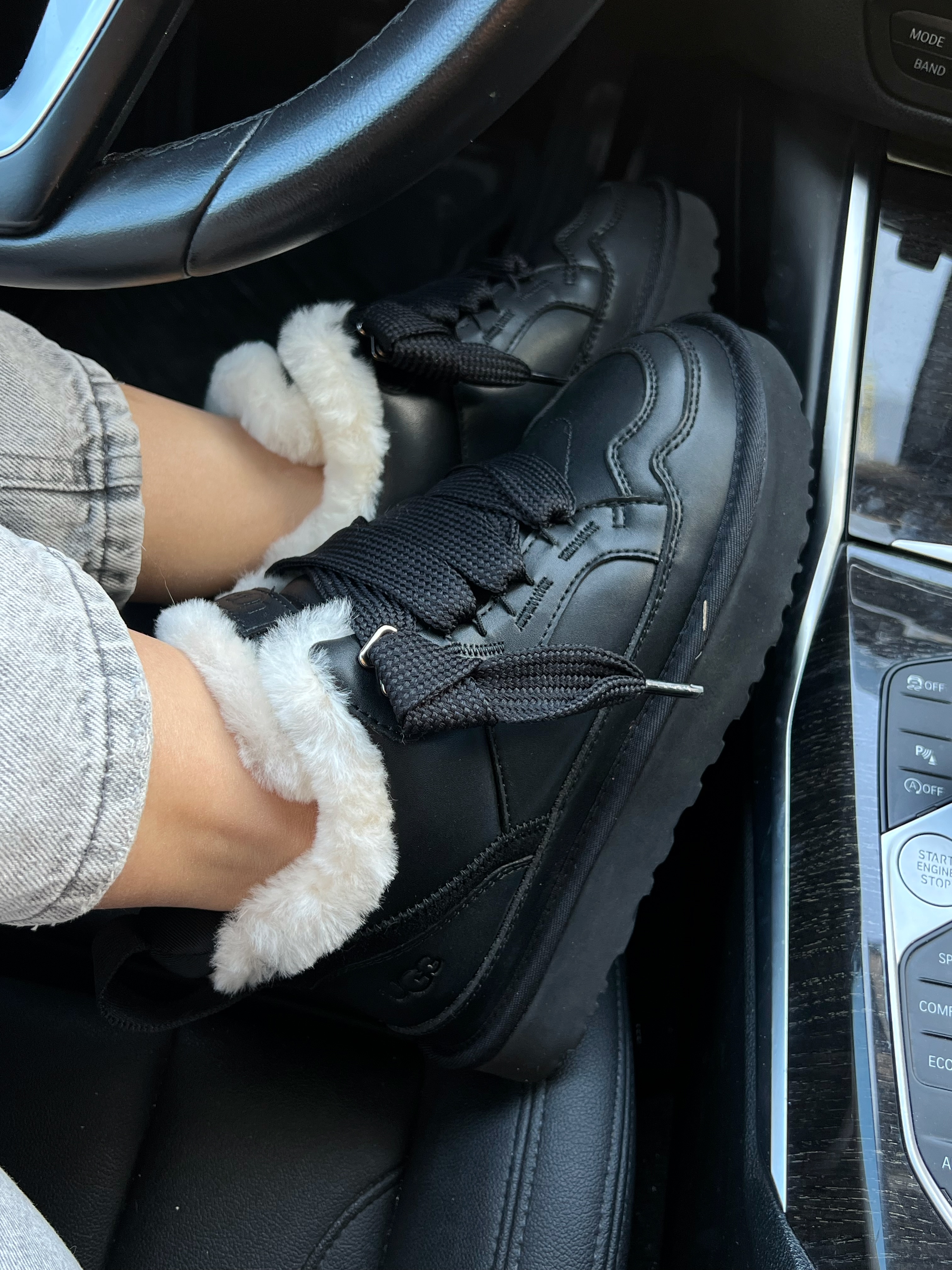UGG Lowmel Leather Black