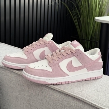 Nike Nike SB Dunk Low Pink Corduroy