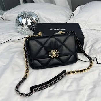 Chanel Chanel 19 Flap Bag Black / Gold