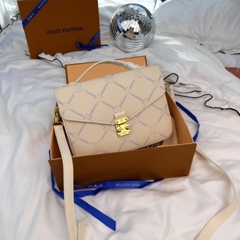 Louis Vuitton Louis Vuitton Pochette Metis Milk / Gold